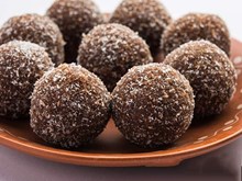 সুস্বাদু কোমোৰাৰ লাৰু আপুনি ঘৰতে কেনেদৰে বনাব পাৰে শিকো আহক -