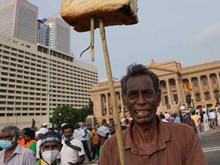 শ্রীলংকা তীব্র অর্থনৈতিক সংকটত ভুগিছে; এক কিলো চাউলৰ দাম ৫০০ টকা আৰু চেনিৰ দাম ২৯০ টকা হৈছেগৈ