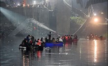 গুজৰাটত উলোমা দলং ভাঙি মৃত্যু ১৪০ গৰাকীৰ, জীৱন্তে উদ্ধাৰ ১৯ গৰাকী, অব্যাহত উদ্ধাৰ অভিযান