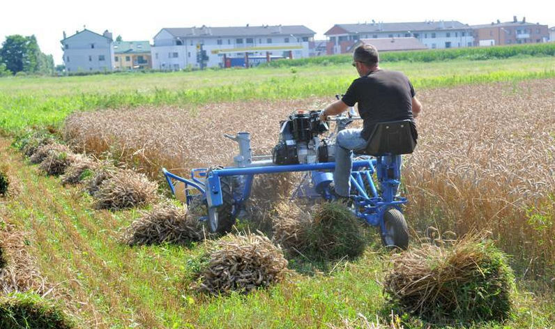 effective agricultural machinery for farmers to harvest crops