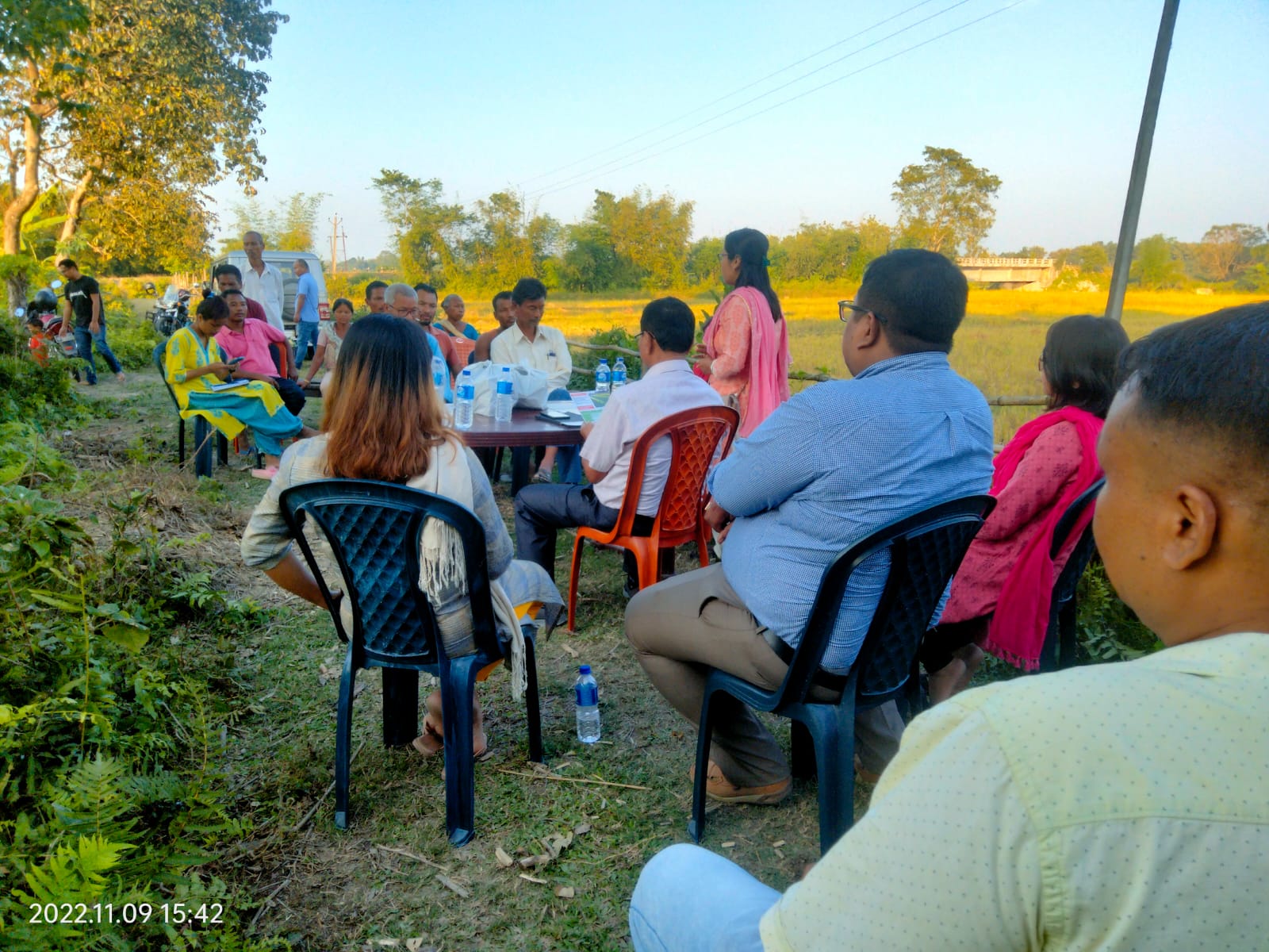 লগতে আগতীয়াকৈ খেতি কৰি কিদৰে লাভান্বিত হ’ব পাৰি এই সন্দৰ্ভতো এক আলোচনাত মিলিত হয় অঞ্চলটোৰ কৃষকসকলৰ সৈতে।