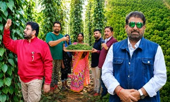 কৃষিৰ পৰা ১০০ কোটিৰ টাৰ্ণঅভাৰ: হেলিকপ্টাৰৰ পিছত এতিয়া উৰাজাহাজেৰে কৃষি বিপ্লৱ আনিব ড° ৰাজাৰাম ত্ৰিপাঠীয়ে